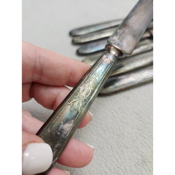 Lot 7 Butter KNIVES 1847 Rogers Bros. Antique AMBASSADOR Silverplate Ca 1919 - Picture 4 of 6